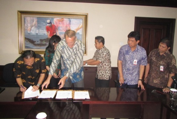 Penandatangan Kerjasama Pembentukan Fish Fund dengan ICCO dan Bank Jatim, Surabaya, 3 Februari 2015 Penandatangan Kerjasama Pembentukan Fish Fund dengan ICCO dan Bank Jatim, Surabaya, 3 Februari 2015