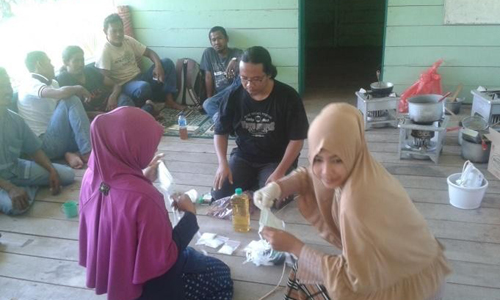 Pelatihan Pengolahan Beeswax & Pelatihan Pembuatan Sabun bagi Petani Madu Hutan, Leumbah Seulawah, 21-23 Februari 2016 Pelatihan Pengolahan Beeswax & Pelatihan Pembuatan Sabun bagi Petani Madu Hutan, Leumbah Seulawah, 21-23 Februari 2016