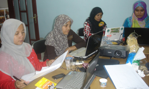 Sosialisasi Business Plan dan Pelatihan Keuangan untuk Mitra ICCO-PT. Produsen Organik, Kab. Jombang, 3-6 November 2015 Sosialisasi Business Plan dan Pelatihan Keuangan untuk Mitra ICCO-PT. Produsen Organik, Kab. Jombang, 3-6 November 2015